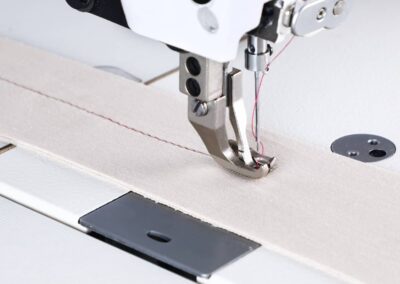 Flachbett Industrienähmaschine mit 3 fach Transport für Leder und dicke Stoffe Fuss