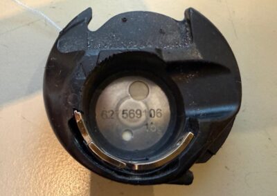 Nadel in Spulenkapsel gestochen